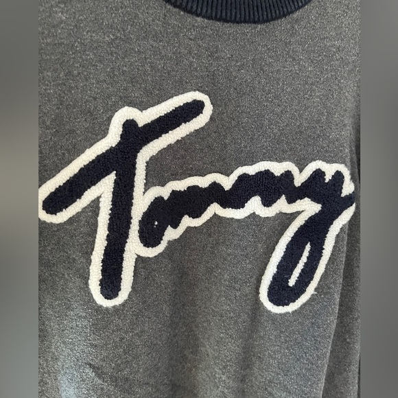 Tommy Hilfiger pullover sweater with large Tommy patch on the front - Picture 3 of 8